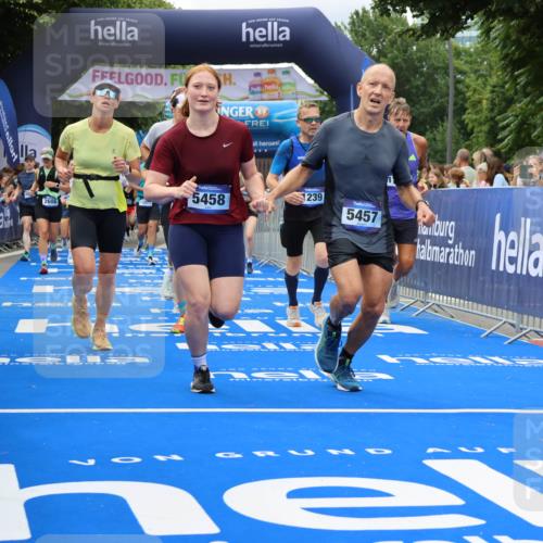 29.06.2025 - hella hamburg halbmarathon Strokosch-Dieckow http://msf.ph/oto/8534141 29.06.2025 10:57:34 Ziel 1239, 1715, 2236, 2606, 2652, 3435, 4502, 5015, 5134, 5457, 5458, 5728, 8393, 12144, 12774, 13245, 13523, 14571, 14951, 15217, 15220, 16093, 17758, 17769, 17814, 18388, 18985 meine-sportfotos.de
