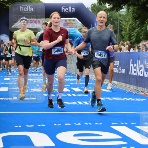 29.06.2025 - hella hamburg halbmarathon Strokosch-Dieckow http://msf.ph/oto/8534143 29.06.2025 10:57:34 Ziel 1239, 1715, 2236, 2606, 2652, 3435, 4502, 5015, 5134, 5457, 5458, 5728, 8393, 12144, 12774, 13245, 13523, 14571, 14951, 15217, 15220, 16093, 17758, 17769, 17814, 18388, 18985 meine-sportfotos.de