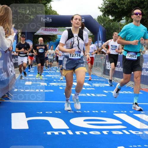 29.06.2025 - hella hamburg halbmarathon Strokosch-Dieckow http://msf.ph/oto/8534160 29.06.2025 10:57:40 Ziel 1239, 1715, 1719, 1972, 2034, 2606, 2652, 5391, 5457, 5458, 7833, 10133, 10599, 12440, 12774, 13523, 14571, 14737, 14951, 15217, 15220, 16418, 17201, 17455, 17769, 17814, 18388, 18508, 18727, 18985 meine-sportfotos.de