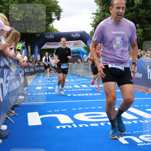 29.06.2025 - hella hamburg halbmarathon Strokosch-Dieckow http://msf.ph/oto/8534183 29.06.2025 10:58:08 Ziel 1563, 1611, 2907, 3141, 4319, 4426, 6104, 6892, 8290, 10036, 10408, 11832, 12773, 13666, 14631, 15125, 15189, 18068 meine-sportfotos.de