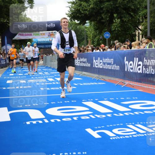 29.06.2025 - hella hamburg halbmarathon Strokosch-Dieckow http://msf.ph/oto/8534192 29.06.2025 10:58:11 Ziel 1563, 1595, 1611, 2907, 4319, 4426, 4592, 6104, 8290, 9230, 10408, 11645, 13666, 14631, 15125, 15189, 18068 meine-sportfotos.de
