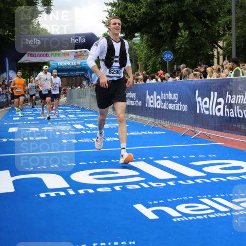 29.06.2025 - hella hamburg halbmarathon Strokosch-Dieckow http://msf.ph/oto/8534196 29.06.2025 10:58:11 Ziel 1563, 1595, 1611, 2907, 4319, 4426, 4592, 6104, 8290, 9230, 10408, 11645, 13666, 14631, 15125, 15189, 18068 meine-sportfotos.de