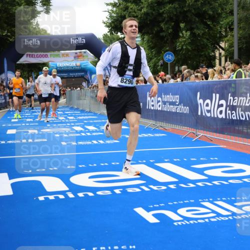 29.06.2025 - hella hamburg halbmarathon Strokosch-Dieckow http://msf.ph/oto/8534200 29.06.2025 10:58:11 Ziel 1563, 1595, 1611, 2907, 4319, 4426, 4592, 6104, 8290, 9230, 10408, 11645, 13666, 14631, 15125, 15189, 18068 meine-sportfotos.de
