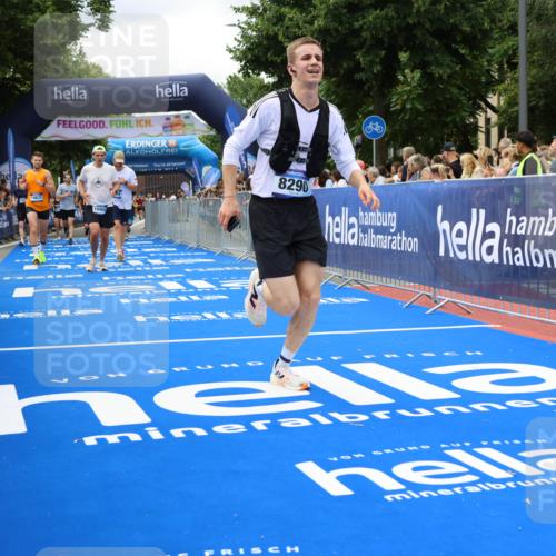 29.06.2025 - hella hamburg halbmarathon Strokosch-Dieckow http://msf.ph/oto/8534201 29.06.2025 10:58:11 Ziel 1563, 1595, 1611, 2907, 4319, 4426, 4592, 6104, 8290, 9230, 10408, 11645, 13666, 14631, 15125, 15189, 18068 meine-sportfotos.de