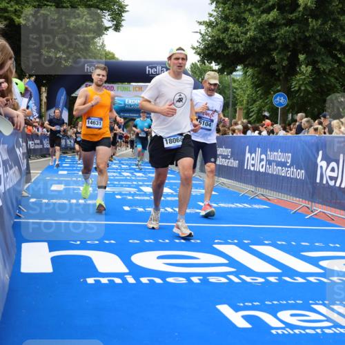 29.06.2025 - hella hamburg halbmarathon Strokosch-Dieckow http://msf.ph/oto/8534208 29.06.2025 10:58:14 Ziel 1563, 1595, 2907, 4426, 4592, 4708, 6104, 6138, 6147, 8290, 9230, 9485, 11645, 14631, 15125, 15434, 18068 meine-sportfotos.de