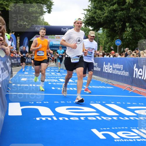 29.06.2025 - hella hamburg halbmarathon Strokosch-Dieckow http://msf.ph/oto/8534210 29.06.2025 10:58:14 Ziel 1563, 1595, 2907, 4426, 4592, 4708, 6104, 6138, 6147, 8290, 9230, 9485, 11645, 14631, 15125, 15434, 18068 meine-sportfotos.de