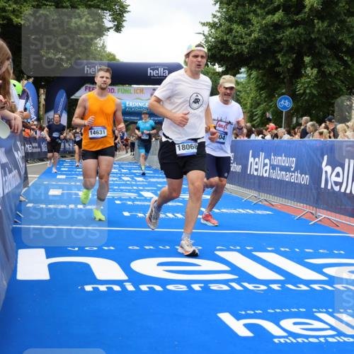 29.06.2025 - hella hamburg halbmarathon Strokosch-Dieckow http://msf.ph/oto/8534211 29.06.2025 10:58:14 Ziel 1563, 1595, 2907, 4426, 4592, 4708, 6104, 6138, 6147, 8290, 9230, 9485, 11645, 14631, 15125, 15434, 18068 meine-sportfotos.de