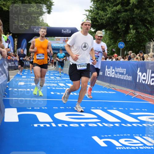 29.06.2025 - hella hamburg halbmarathon Strokosch-Dieckow http://msf.ph/oto/8534213 29.06.2025 10:58:14 Ziel 1563, 1595, 2907, 4426, 4592, 4708, 6104, 6138, 6147, 8290, 9230, 9485, 11645, 14631, 15125, 15434, 18068 meine-sportfotos.de