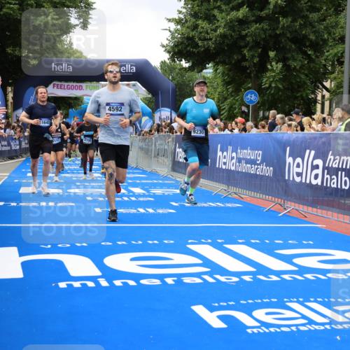 29.06.2025 - hella hamburg halbmarathon Strokosch-Dieckow http://msf.ph/oto/8534227 29.06.2025 10:58:16 Ziel 1595, 2907, 4426, 4550, 4592, 4708, 6104, 6138, 6147, 8290, 9230, 9485, 11645, 14631, 15125, 15434, 18068, 18266 meine-sportfotos.de