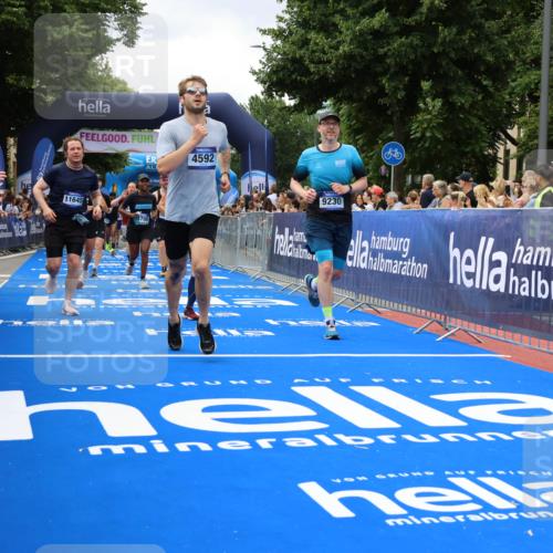 29.06.2025 - hella hamburg halbmarathon Strokosch-Dieckow http://msf.ph/oto/8534233 29.06.2025 10:58:17 Ziel 1595, 4426, 4550, 4592, 4708, 5347, 6104, 6138, 6147, 8290, 9230, 9485, 11645, 11808, 14355, 14631, 15434, 18068, 18266, 18891 meine-sportfotos.de