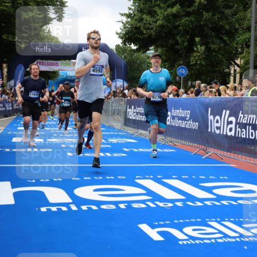 29.06.2025 - hella hamburg halbmarathon Strokosch-Dieckow http://msf.ph/oto/8534236 29.06.2025 10:58:17 Ziel 1595, 4426, 4550, 4592, 4708, 5347, 6104, 6138, 6147, 8290, 9230, 9485, 11645, 11808, 14355, 14631, 15434, 18068, 18266, 18891 meine-sportfotos.de