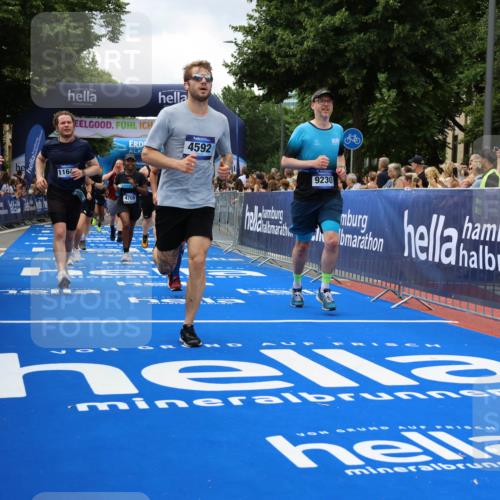 29.06.2025 - hella hamburg halbmarathon Strokosch-Dieckow http://msf.ph/oto/8534239 29.06.2025 10:58:17 Ziel 1595, 4426, 4550, 4592, 4708, 5347, 6104, 6138, 6147, 8290, 9230, 9485, 11645, 11808, 14355, 14631, 15434, 18068, 18266, 18891 meine-sportfotos.de