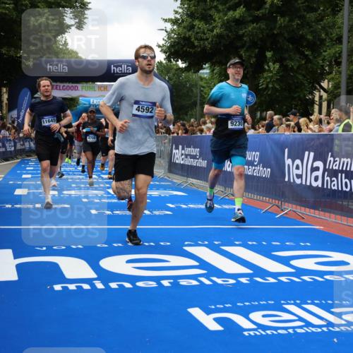 29.06.2025 - hella hamburg halbmarathon Strokosch-Dieckow http://msf.ph/oto/8534241 29.06.2025 10:58:17 Ziel 1595, 4426, 4550, 4592, 4708, 5347, 6104, 6138, 6147, 8290, 9230, 9485, 11645, 11808, 14355, 14631, 15434, 18068, 18266, 18891 meine-sportfotos.de