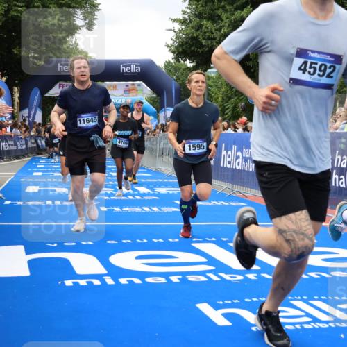 29.06.2025 - hella hamburg halbmarathon Strokosch-Dieckow http://msf.ph/oto/8534244 29.06.2025 10:58:18 Ziel 1595, 4550, 4592, 4708, 5347, 6104, 6138, 6147, 7476, 9230, 9485, 11645, 11808, 14355, 14631, 15434, 16531, 17415, 18068, 18266, 18891 meine-sportfotos.de