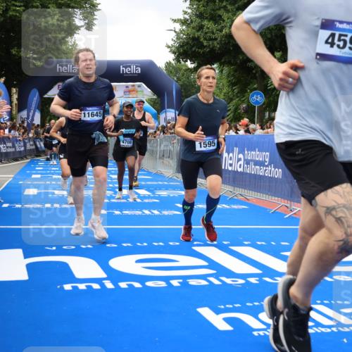 29.06.2025 - hella hamburg halbmarathon Strokosch-Dieckow http://msf.ph/oto/8534246 29.06.2025 10:58:18 Ziel 1595, 4550, 4592, 4708, 5347, 6104, 6138, 6147, 7476, 9230, 9485, 11645, 11808, 14355, 14631, 15434, 16531, 17415, 18068, 18266, 18891 meine-sportfotos.de