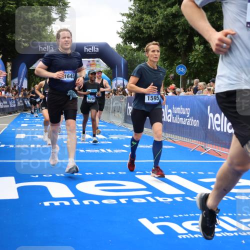 29.06.2025 - hella hamburg halbmarathon Strokosch-Dieckow http://msf.ph/oto/8534247 29.06.2025 10:58:18 Ziel 1595, 4550, 4592, 4708, 5347, 6104, 6138, 6147, 7476, 9230, 9485, 11645, 11808, 14355, 14631, 15434, 16531, 17415, 18068, 18266, 18891 meine-sportfotos.de