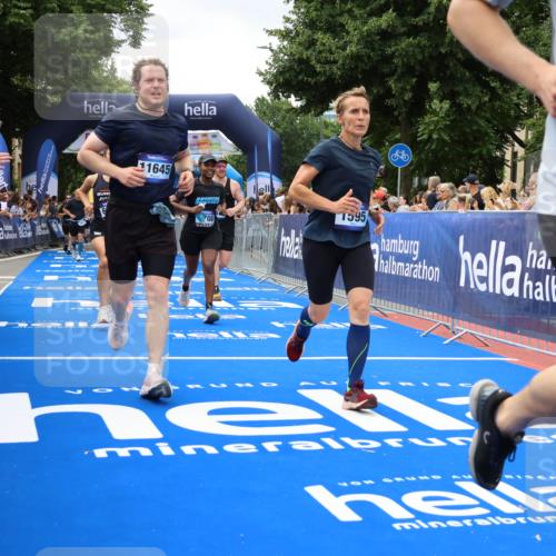 29.06.2025 - hella hamburg halbmarathon Strokosch-Dieckow http://msf.ph/oto/8534249 29.06.2025 10:58:18 Ziel 1595, 4550, 4592, 4708, 5347, 6104, 6138, 6147, 7476, 9230, 9485, 11645, 11808, 14355, 14631, 15434, 16531, 17415, 18068, 18266, 18891 meine-sportfotos.de