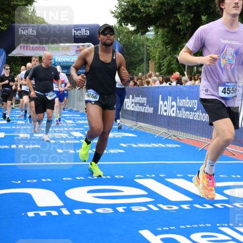 29.06.2025 - hella hamburg halbmarathon Strokosch-Dieckow http://msf.ph/oto/8534284 29.06.2025 10:58:23 Ziel 1595, 4550, 4592, 4708, 4767, 5347, 6138, 6147, 7476, 9230, 9485, 11645, 11808, 14355, 15434, 16531, 17415, 18266, 18891, 19166 meine-sportfotos.de