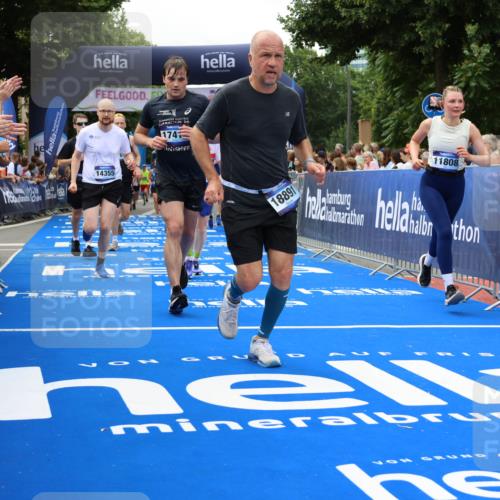 29.06.2025 - hella hamburg halbmarathon Strokosch-Dieckow http://msf.ph/oto/8534294 29.06.2025 10:58:24 Ziel 1595, 4550, 4708, 4767, 5341, 5347, 6138, 6147, 7476, 9485, 11645, 11808, 14355, 15434, 16531, 17415, 18266, 18891, 19166 meine-sportfotos.de