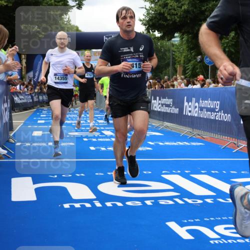 29.06.2025 - hella hamburg halbmarathon Strokosch-Dieckow http://msf.ph/oto/8534299 29.06.2025 10:58:25 Ziel 4550, 4708, 4767, 5341, 5347, 6138, 6147, 7476, 9316, 9485, 11808, 12712, 12879, 14355, 15434, 16531, 17415, 18266, 18556, 18891, 19166 meine-sportfotos.de