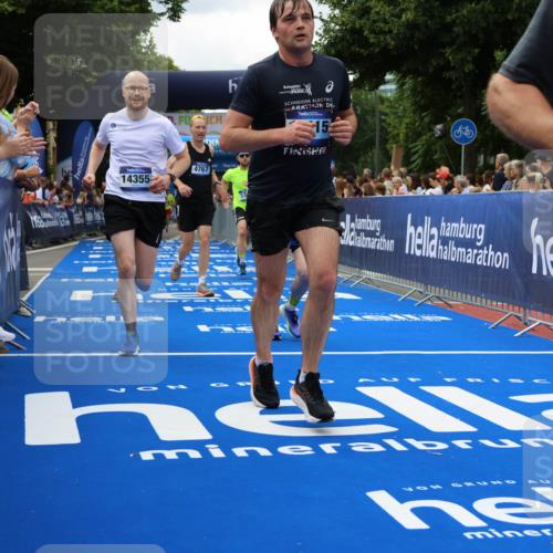 29.06.2025 - hella hamburg halbmarathon Strokosch-Dieckow http://msf.ph/oto/8534302 29.06.2025 10:58:25 Ziel 4550, 4708, 4767, 5341, 5347, 6138, 6147, 7476, 9316, 9485, 11808, 12712, 12879, 14355, 15434, 16531, 17415, 18266, 18556, 18891, 19166 meine-sportfotos.de