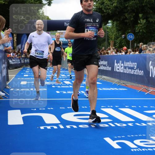 29.06.2025 - hella hamburg halbmarathon Strokosch-Dieckow http://msf.ph/oto/8534304 29.06.2025 10:58:25 Ziel 4550, 4708, 4767, 5341, 5347, 6138, 6147, 7476, 9316, 9485, 11808, 12712, 12879, 14355, 15434, 16531, 17415, 18266, 18556, 18891, 19166 meine-sportfotos.de