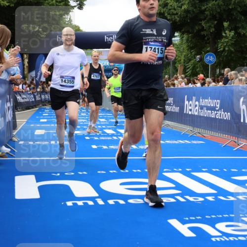 29.06.2025 - hella hamburg halbmarathon Strokosch-Dieckow http://msf.ph/oto/8534306 29.06.2025 10:58:25 Ziel 4550, 4708, 4767, 5341, 5347, 6138, 6147, 7476, 9316, 9485, 11808, 12712, 12879, 14355, 15434, 16531, 17415, 18266, 18556, 18891, 19166 meine-sportfotos.de