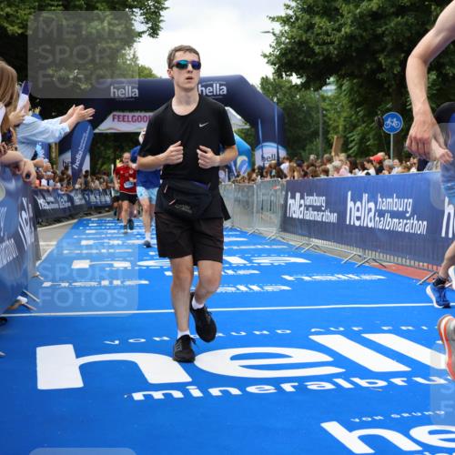 29.06.2025 - hella hamburg halbmarathon Strokosch-Dieckow http://msf.ph/oto/8534308 29.06.2025 10:58:27 Ziel 2978, 3251, 4467, 4550, 4767, 5341, 5347, 6138, 7082, 7476, 9316, 9485, 11808, 12712, 12809, 12879, 14355, 15434, 16531, 17415, 18266, 18556, 18891, 19166 meine-sportfotos.de
