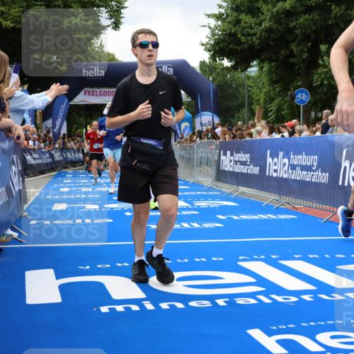 29.06.2025 - hella hamburg halbmarathon Strokosch-Dieckow http://msf.ph/oto/8534309 29.06.2025 10:58:28 Ziel 2619, 2978, 3251, 4467, 4550, 4767, 5341, 5347, 6138, 6595, 7082, 7476, 9316, 11808, 12712, 12809, 12879, 14355, 16531, 17415, 18266, 18501, 18556, 18891, 19166 meine-sportfotos.de