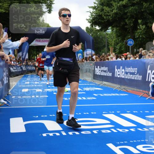 29.06.2025 - hella hamburg halbmarathon Strokosch-Dieckow http://msf.ph/oto/8534311 29.06.2025 10:58:28 Ziel 2619, 2978, 3251, 4467, 4550, 4767, 5341, 5347, 6138, 6595, 7082, 7476, 9316, 11808, 12712, 12809, 12879, 14355, 16531, 17415, 18266, 18501, 18556, 18891, 19166 meine-sportfotos.de