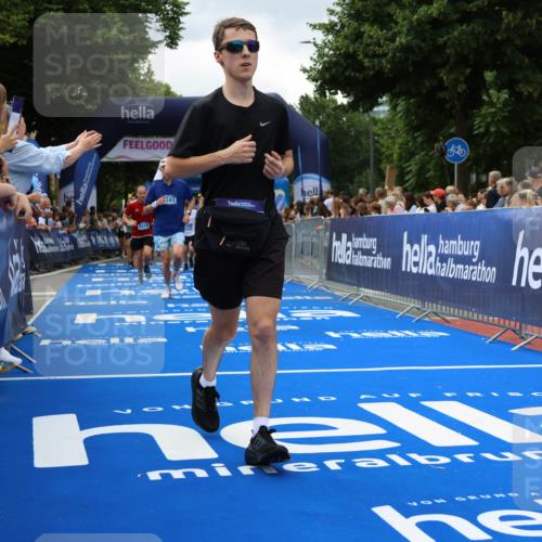 29.06.2025 - hella hamburg halbmarathon Strokosch-Dieckow http://msf.ph/oto/8534314 29.06.2025 10:58:28 Ziel 2619, 2978, 3251, 4467, 4550, 4767, 5341, 5347, 6138, 6595, 7082, 7476, 9316, 11808, 12712, 12809, 12879, 14355, 16531, 17415, 18266, 18501, 18556, 18891, 19166 meine-sportfotos.de