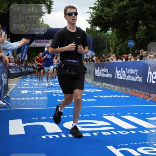 29.06.2025 - hella hamburg halbmarathon Strokosch-Dieckow http://msf.ph/oto/8534315 29.06.2025 10:58:28 Ziel 2619, 2978, 3251, 4467, 4550, 4767, 5341, 5347, 6138, 6595, 7082, 7476, 9316, 11808, 12712, 12809, 12879, 14355, 16531, 17415, 18266, 18501, 18556, 18891, 19166 meine-sportfotos.de