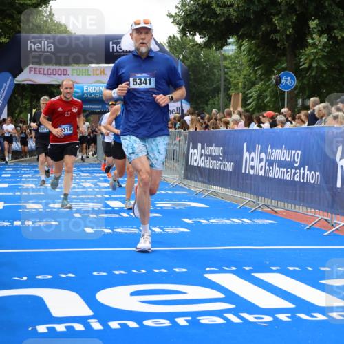 29.06.2025 - hella hamburg halbmarathon Strokosch-Dieckow http://msf.ph/oto/8534318 29.06.2025 10:58:30 Ziel 2619, 2978, 3251, 4467, 4767, 5341, 5347, 6595, 7082, 7476, 7659, 9316, 11808, 12712, 12809, 12879, 13694, 14355, 16531, 17415, 18501, 18556, 18891, 19166 meine-sportfotos.de