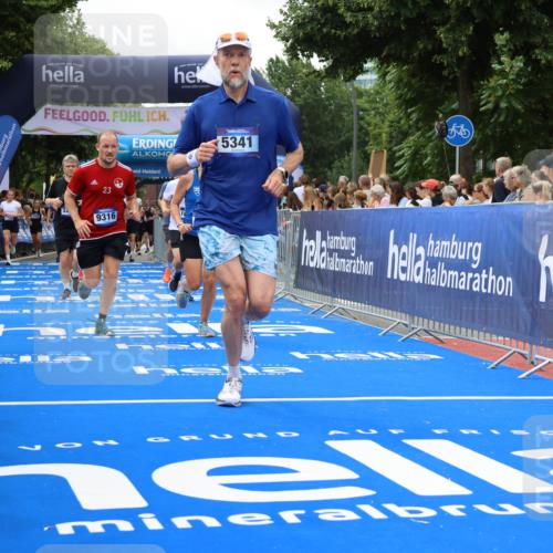 29.06.2025 - hella hamburg halbmarathon Strokosch-Dieckow http://msf.ph/oto/8534320 29.06.2025 10:58:30 Ziel 2619, 2978, 3251, 4467, 4767, 5341, 5347, 6595, 7082, 7476, 7659, 9316, 11808, 12712, 12809, 12879, 13694, 14355, 16531, 17415, 18501, 18556, 18891, 19166 meine-sportfotos.de