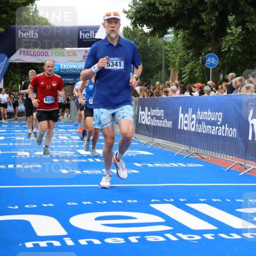 29.06.2025 - hella hamburg halbmarathon Strokosch-Dieckow http://msf.ph/oto/8534321 29.06.2025 10:58:30 Ziel 2619, 2978, 3251, 4467, 4767, 5341, 5347, 6595, 7082, 7476, 7659, 9316, 11808, 12712, 12809, 12879, 13694, 14355, 16531, 17415, 18501, 18556, 18891, 19166 meine-sportfotos.de
