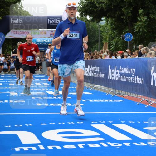 29.06.2025 - hella hamburg halbmarathon Strokosch-Dieckow http://msf.ph/oto/8534324 29.06.2025 10:58:30 Ziel 2619, 2978, 3251, 4467, 4767, 5341, 5347, 6595, 7082, 7476, 7659, 9316, 11808, 12712, 12809, 12879, 13694, 14355, 16531, 17415, 18501, 18556, 18891, 19166 meine-sportfotos.de