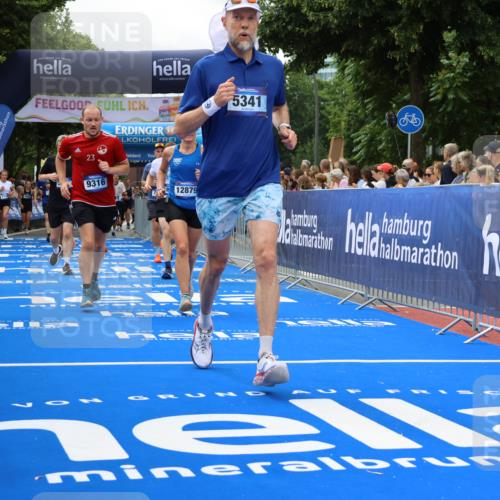 29.06.2025 - hella hamburg halbmarathon Strokosch-Dieckow http://msf.ph/oto/8534326 29.06.2025 10:58:30 Ziel 2619, 2978, 3251, 4467, 4767, 5341, 5347, 6595, 7082, 7476, 7659, 9316, 11808, 12712, 12809, 12879, 13694, 14355, 16531, 17415, 18501, 18556, 18891, 19166 meine-sportfotos.de