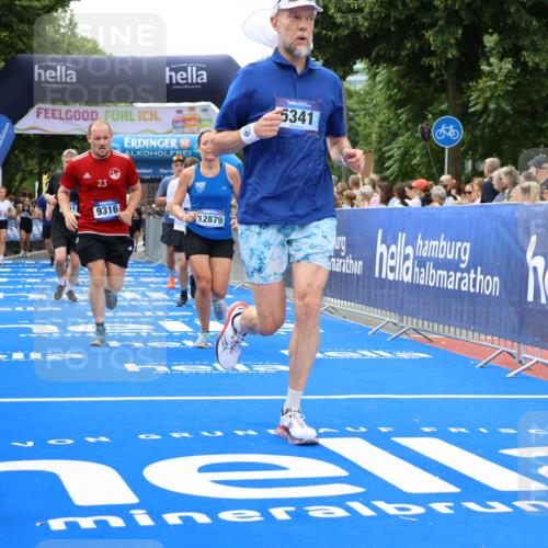 29.06.2025 - hella hamburg halbmarathon Strokosch-Dieckow http://msf.ph/oto/8534329 29.06.2025 10:58:30 Ziel 2619, 2978, 3251, 4467, 4767, 5341, 5347, 6595, 7082, 7476, 7659, 9316, 11808, 12712, 12809, 12879, 13694, 14355, 16531, 17415, 18501, 18556, 18891, 19166 meine-sportfotos.de