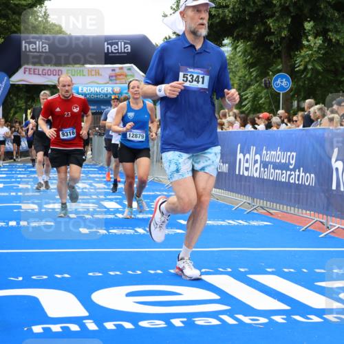 29.06.2025 - hella hamburg halbmarathon Strokosch-Dieckow http://msf.ph/oto/8534331 29.06.2025 10:58:30 Ziel 2619, 2978, 3251, 4467, 4767, 5341, 5347, 6595, 7082, 7476, 7659, 9316, 11808, 12712, 12809, 12879, 13694, 14355, 16531, 17415, 18501, 18556, 18891, 19166 meine-sportfotos.de