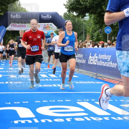 29.06.2025 - hella hamburg halbmarathon Strokosch-Dieckow http://msf.ph/oto/8534333 29.06.2025 10:58:31 Ziel 2619, 2978, 3251, 4467, 4767, 5341, 5347, 6595, 7082, 7476, 7659, 8322, 9316, 11808, 12712, 12809, 12862, 12879, 13694, 14355, 16531, 17415, 18501, 18556, 18891, 19166 meine-sportfotos.de