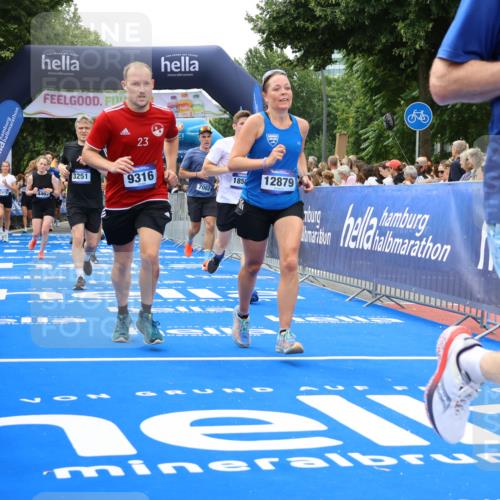 29.06.2025 - hella hamburg halbmarathon Strokosch-Dieckow http://msf.ph/oto/8534335 29.06.2025 10:58:31 Ziel 2619, 2978, 3251, 4467, 4767, 5341, 5347, 6595, 7082, 7476, 7659, 8322, 9316, 11808, 12712, 12809, 12862, 12879, 13694, 14355, 16531, 17415, 18501, 18556, 18891, 19166 meine-sportfotos.de