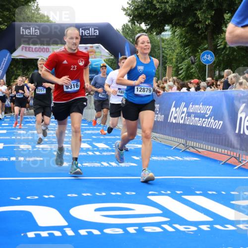 29.06.2025 - hella hamburg halbmarathon Strokosch-Dieckow http://msf.ph/oto/8534338 29.06.2025 10:58:31 Ziel 2619, 2978, 3251, 4467, 4767, 5341, 5347, 6595, 7082, 7476, 7659, 8322, 9316, 11808, 12712, 12809, 12862, 12879, 13694, 14355, 16531, 17415, 18501, 18556, 18891, 19166 meine-sportfotos.de