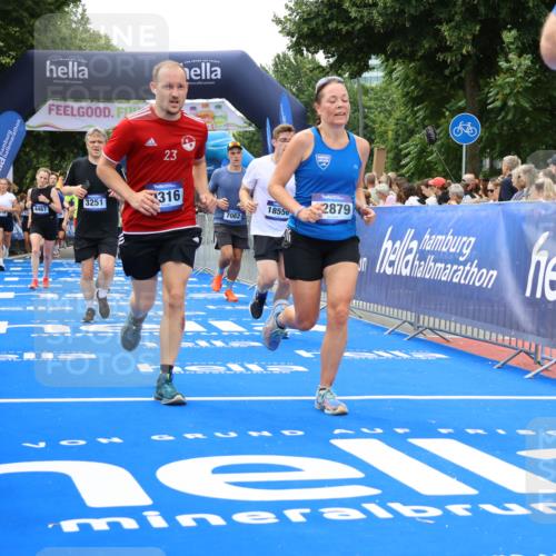 29.06.2025 - hella hamburg halbmarathon Strokosch-Dieckow http://msf.ph/oto/8534340 29.06.2025 10:58:31 Ziel 2619, 2978, 3251, 4467, 4767, 5341, 5347, 6595, 7082, 7476, 7659, 8322, 9316, 11808, 12712, 12809, 12862, 12879, 13694, 14355, 16531, 17415, 18501, 18556, 18891, 19166 meine-sportfotos.de