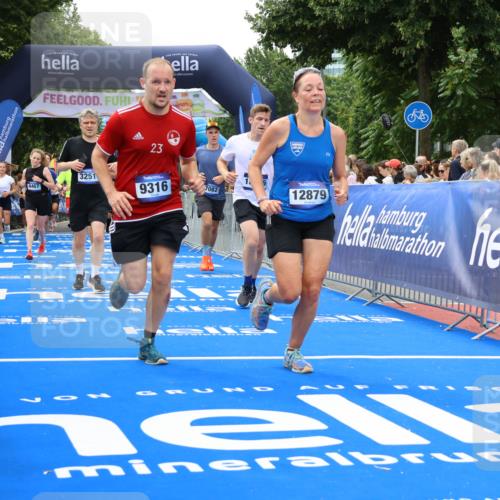 29.06.2025 - hella hamburg halbmarathon Strokosch-Dieckow http://msf.ph/oto/8534342 29.06.2025 10:58:31 Ziel 2619, 2978, 3251, 4467, 4767, 5341, 5347, 6595, 7082, 7476, 7659, 8322, 9316, 11808, 12712, 12809, 12862, 12879, 13694, 14355, 16531, 17415, 18501, 18556, 18891, 19166 meine-sportfotos.de
