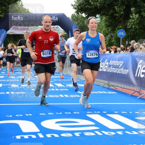 29.06.2025 - hella hamburg halbmarathon Strokosch-Dieckow http://msf.ph/oto/8534344 29.06.2025 10:58:31 Ziel 2619, 2978, 3251, 4467, 4767, 5341, 5347, 6595, 7082, 7476, 7659, 8322, 9316, 11808, 12712, 12809, 12862, 12879, 13694, 14355, 16531, 17415, 18501, 18556, 18891, 19166 meine-sportfotos.de