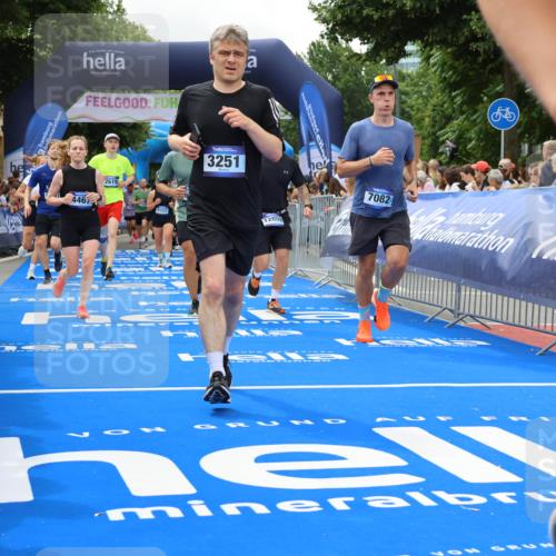 29.06.2025 - hella hamburg halbmarathon Strokosch-Dieckow http://msf.ph/oto/8534350 29.06.2025 10:58:33 Ziel 2619, 2978, 3251, 4467, 4767, 5341, 6592, 6595, 7082, 7659, 8322, 9316, 12712, 12809, 12862, 12879, 13694, 15197, 18501, 18556, 18587, 19166 meine-sportfotos.de