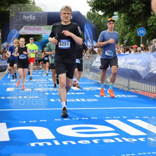29.06.2025 - hella hamburg halbmarathon Strokosch-Dieckow http://msf.ph/oto/8534351 29.06.2025 10:58:33 Ziel 2619, 2978, 3251, 4467, 4767, 5341, 6592, 6595, 7082, 7659, 8322, 9316, 12712, 12809, 12862, 12879, 13694, 15197, 18501, 18556, 18587, 19166 meine-sportfotos.de