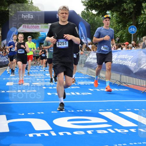 29.06.2025 - hella hamburg halbmarathon Strokosch-Dieckow http://msf.ph/oto/8534353 29.06.2025 10:58:33 Ziel 2619, 2978, 3251, 4467, 4767, 5341, 6592, 6595, 7082, 7659, 8322, 9316, 12712, 12809, 12862, 12879, 13694, 15197, 18501, 18556, 18587, 19166 meine-sportfotos.de