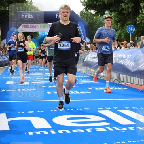 29.06.2025 - hella hamburg halbmarathon Strokosch-Dieckow http://msf.ph/oto/8534355 29.06.2025 10:58:33 Ziel 2619, 2978, 3251, 4467, 4767, 5341, 6592, 6595, 7082, 7659, 8322, 9316, 12712, 12809, 12862, 12879, 13694, 15197, 18501, 18556, 18587, 19166 meine-sportfotos.de