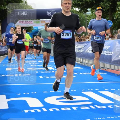29.06.2025 - hella hamburg halbmarathon Strokosch-Dieckow http://msf.ph/oto/8534363 29.06.2025 10:58:33 Ziel 2619, 2978, 3251, 4467, 4767, 5341, 6592, 6595, 7082, 7659, 8322, 9316, 12712, 12809, 12862, 12879, 13694, 15197, 18501, 18556, 18587, 19166 meine-sportfotos.de